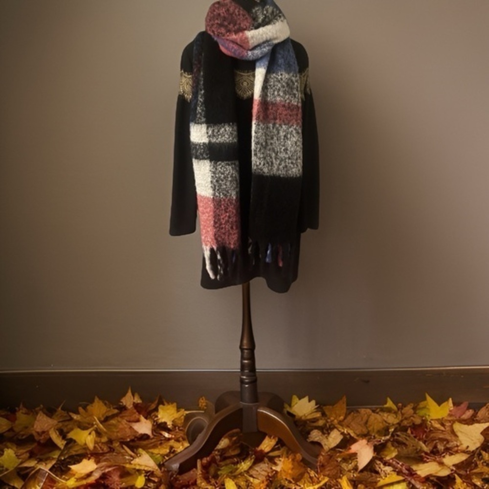 Renvy Plaid Extra large Chunky Scarf with Fringe ~ NWOT